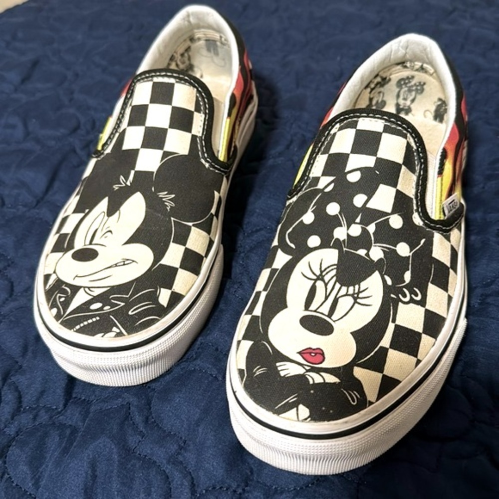 Vans Classic Slip-On (Disney Minnie & Mickey). Women’s us size 6.
